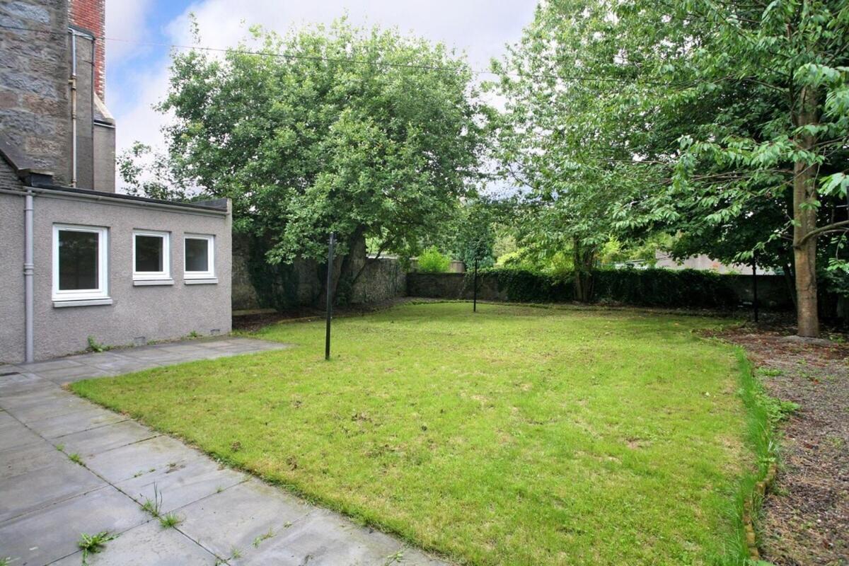 2 Bedroom, Free Parking & Netflix Near Hospitals Aberdeen Exterior photo
