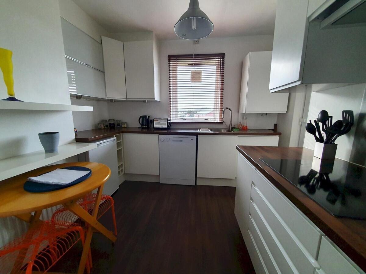 2 Bedroom, Free Parking & Netflix Near Hospitals Aberdeen Exterior photo